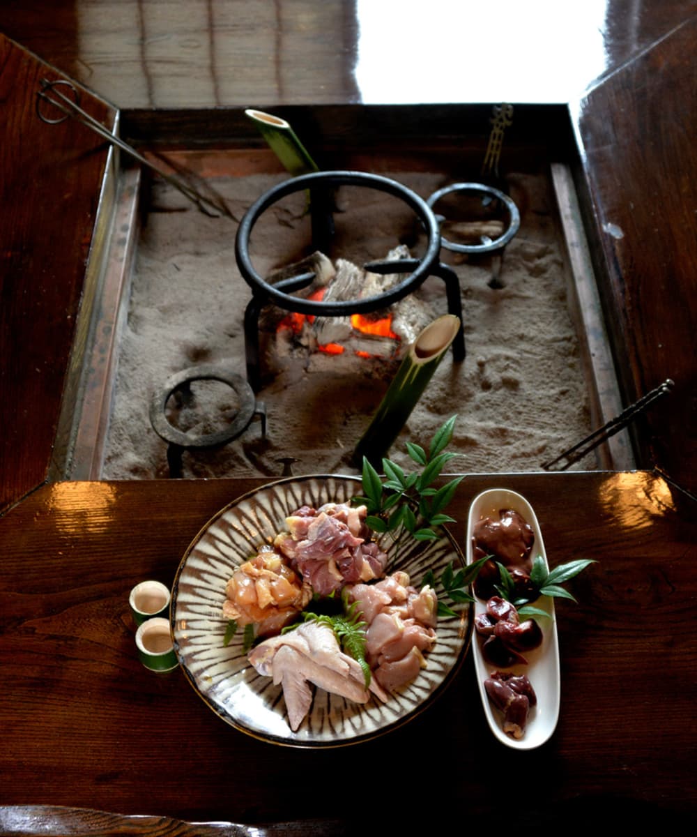 個室囲炉裏焼き水流見(つるみ)いろりのあるお部屋